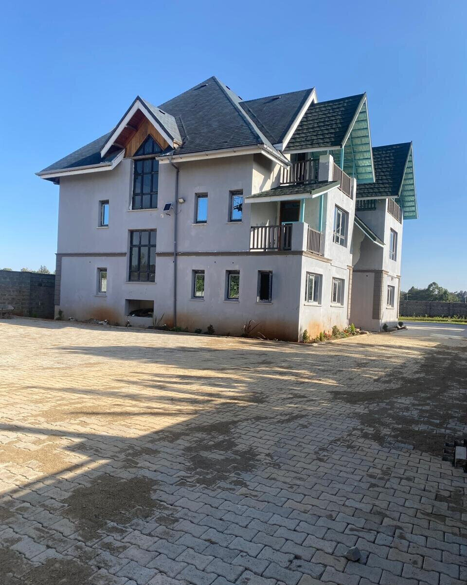 5-Ensuite Townhouse on Half-Acre Flat Land – Karen Plains