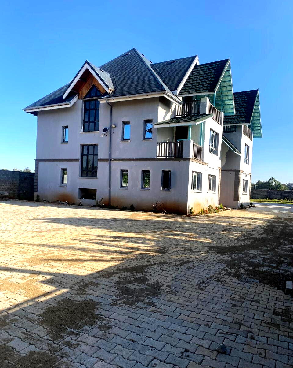 5-Ensuite Townhouse on Half-Acre Flat Land – Karen Plains
