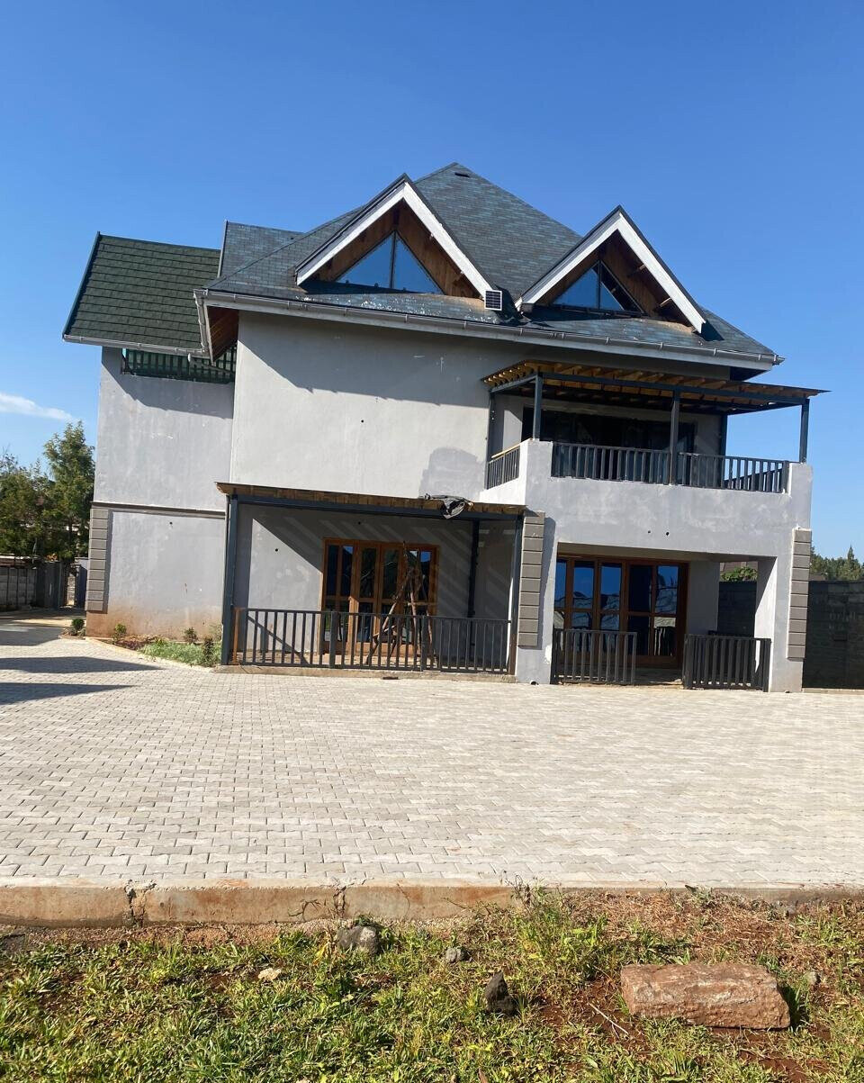5-Ensuite Townhouse on Half-Acre Flat Land – Karen Plains
