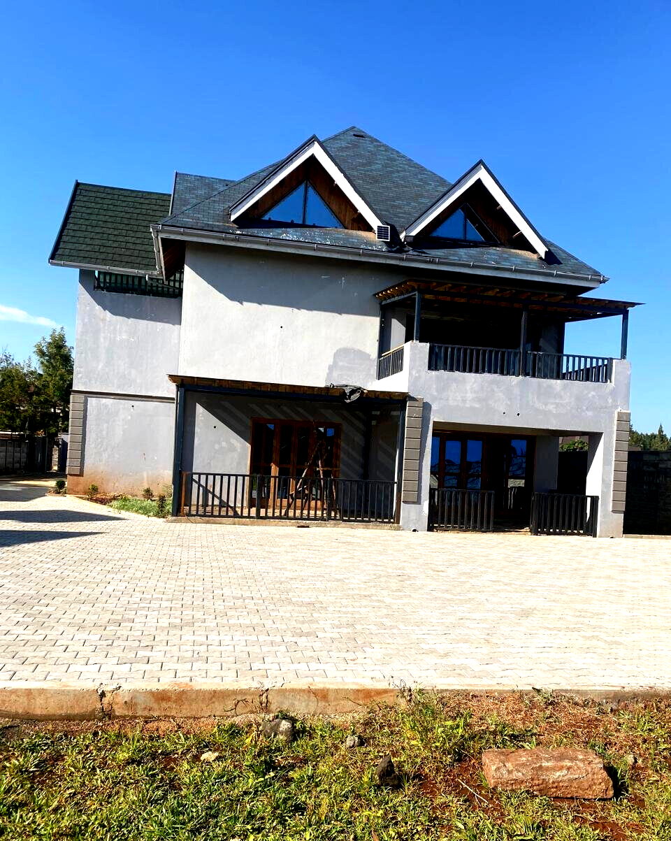 5-Ensuite Townhouse on Half-Acre Flat Land – Karen Plains