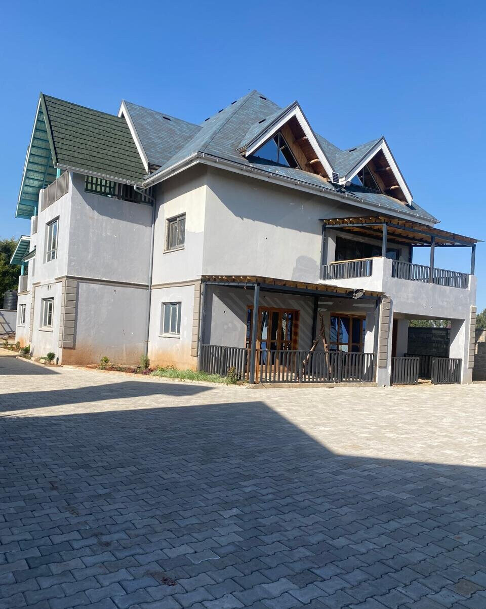 5-Ensuite Townhouse on Half-Acre Flat Land – Karen Plains
