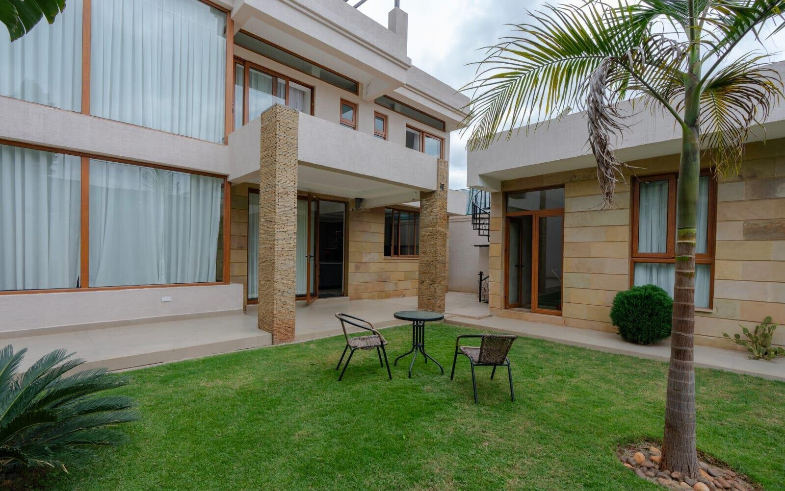 Smart 3BR Townhouse with Rooftop Gym & Jacuzzi - Utawala