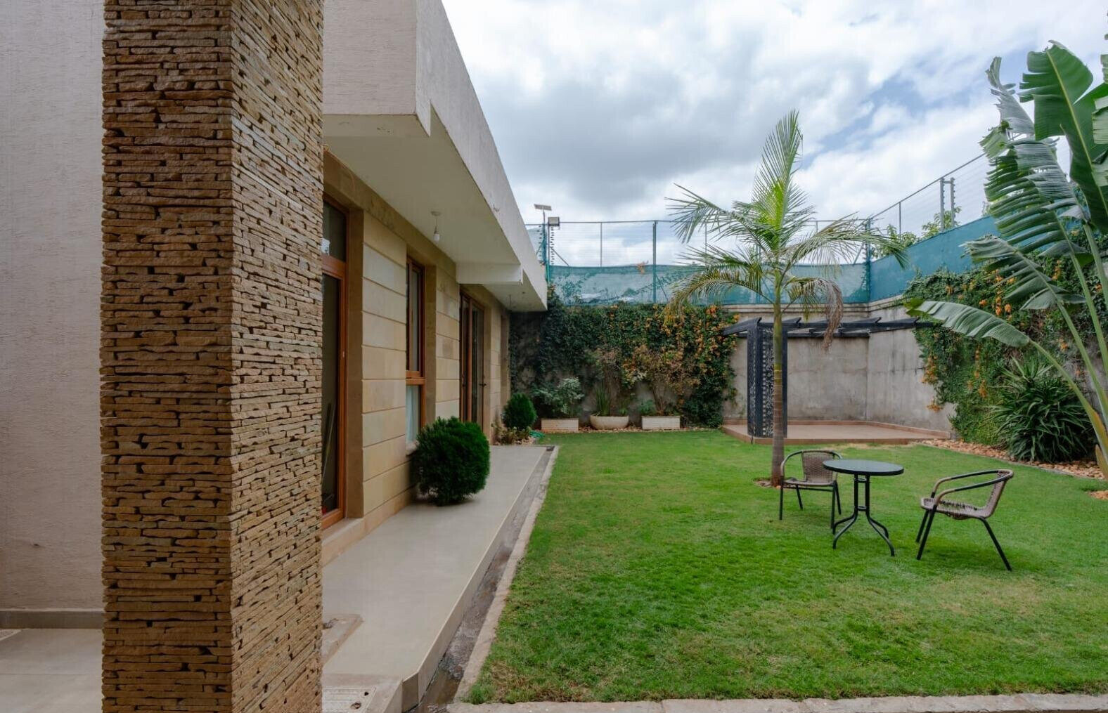 Smart 3BR Townhouse with Rooftop Gym & Jacuzzi - Utawala