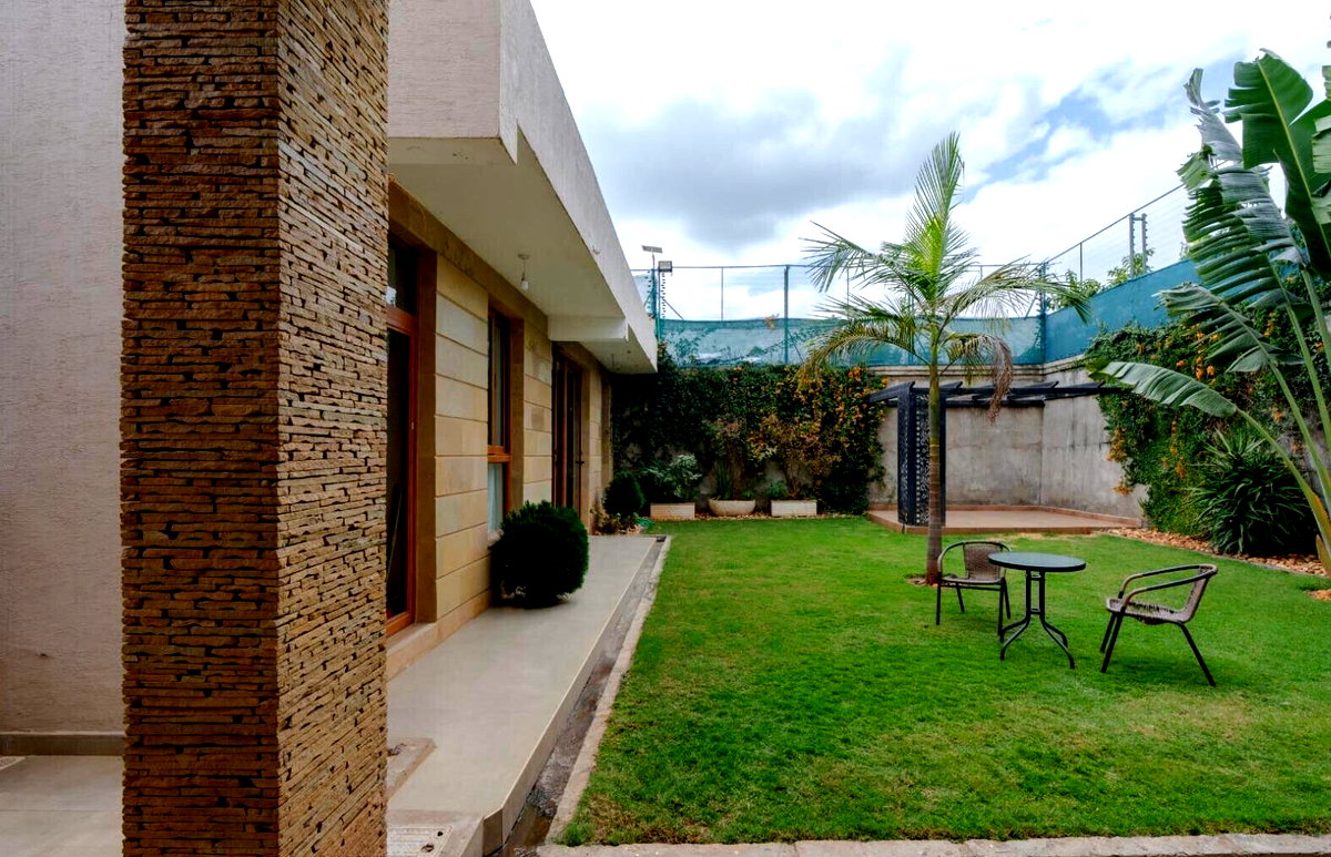 Smart 3BR Townhouse with Rooftop Gym & Jacuzzi - Utawala