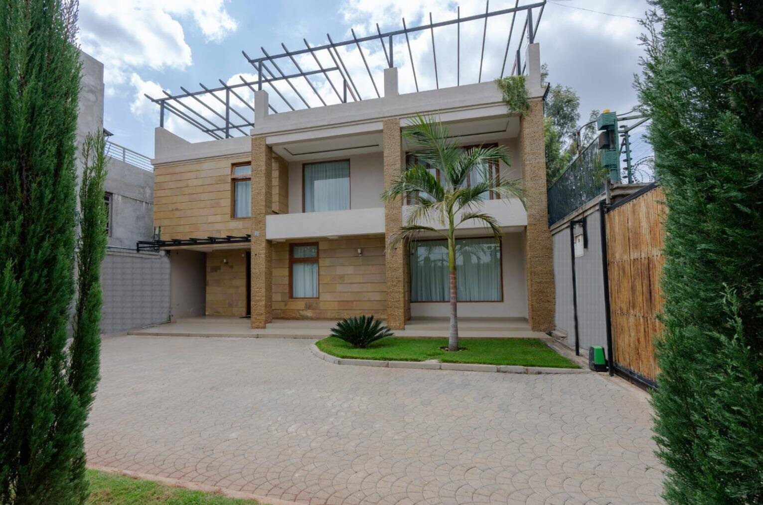 Smart 3BR Townhouse with Rooftop Gym & Jacuzzi - Utawala