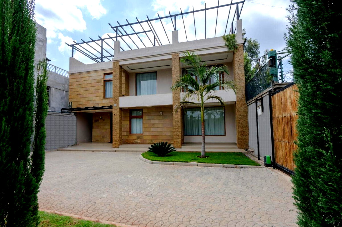 Smart 3BR Townhouse with Rooftop Gym & Jacuzzi - Utawala