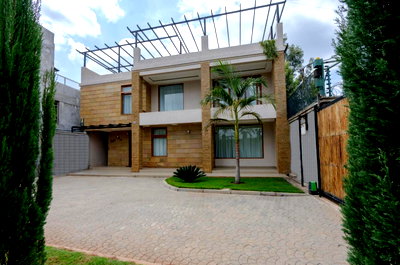 Smart 3BR Townhouse with Rooftop Gym & Jacuzzi - Utawala