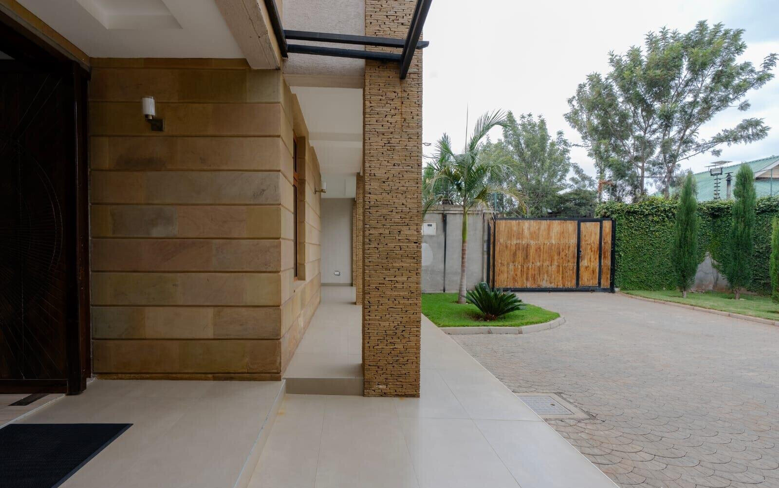 Smart 3BR Townhouse with Rooftop Gym & Jacuzzi - Utawala