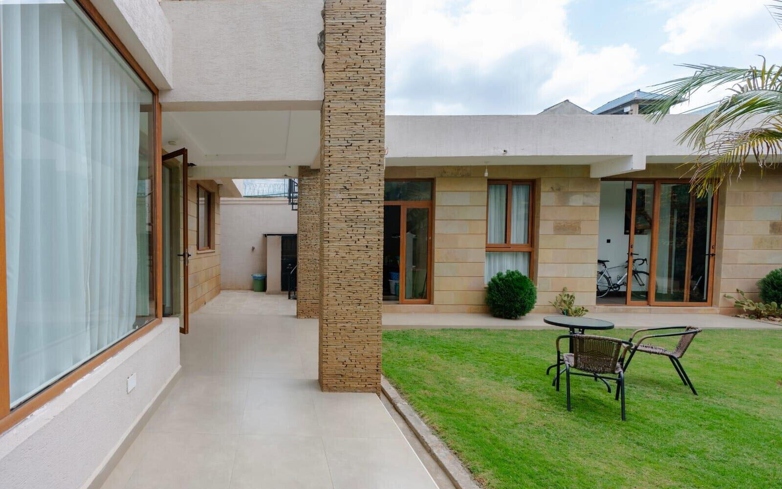 Smart 3BR Townhouse with Rooftop Gym & Jacuzzi - Utawala