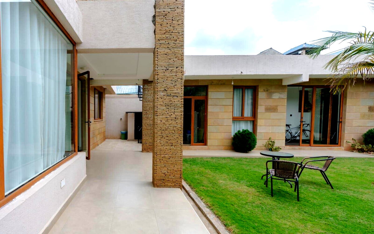 Smart 3BR Townhouse with Rooftop Gym & Jacuzzi - Utawala