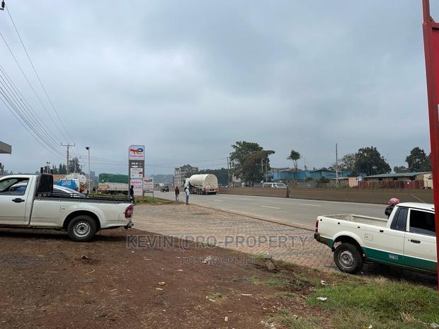 Commercial 100 By 100 Fts Plot Fronting The Tarmac Sigona.