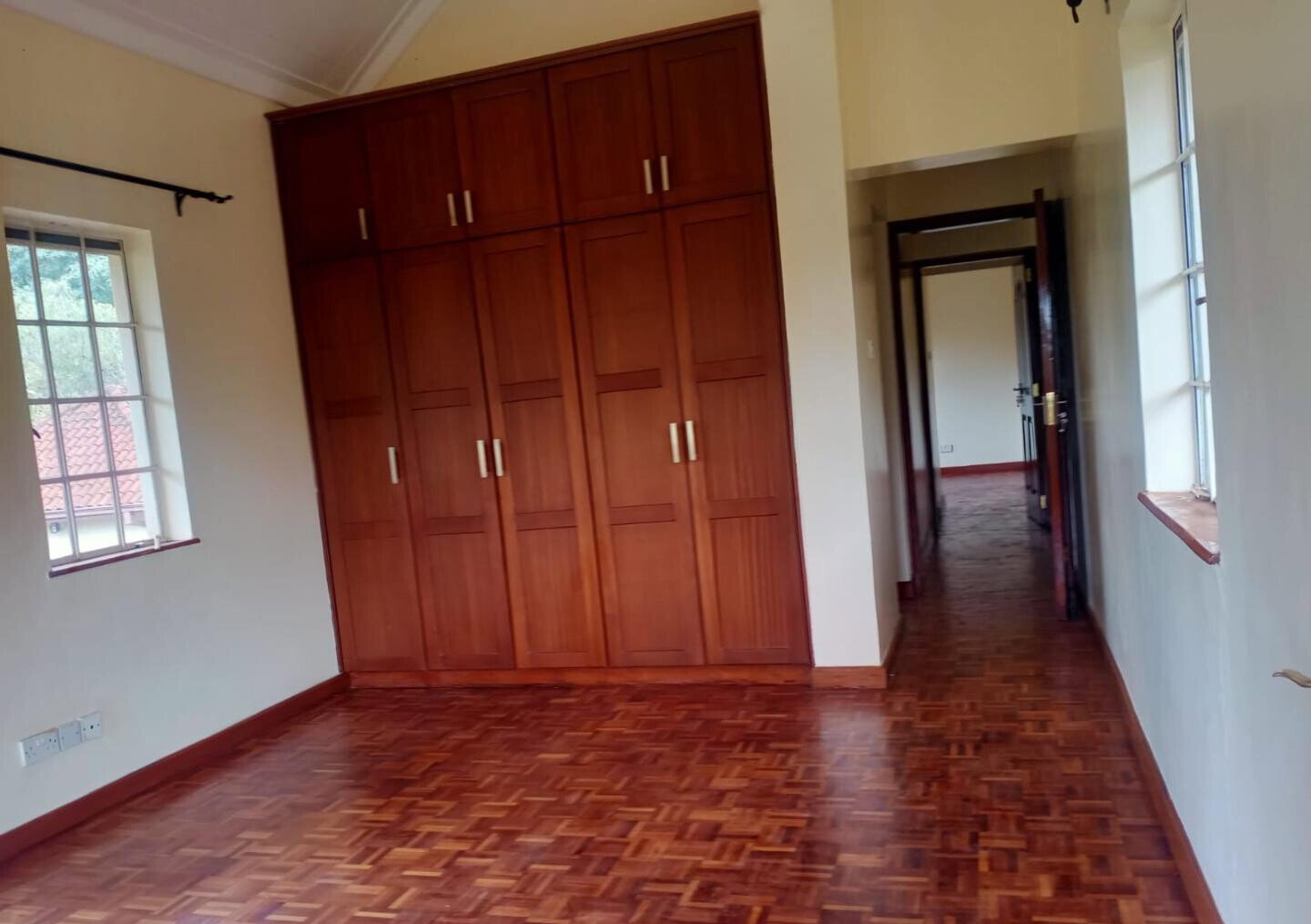 5BR All-Ensuite Townhouse with Gazebo & Lush Garden – Rosslyn