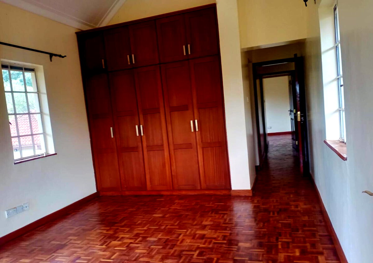 5BR All-Ensuite Townhouse with Gazebo & Lush Garden – Rosslyn