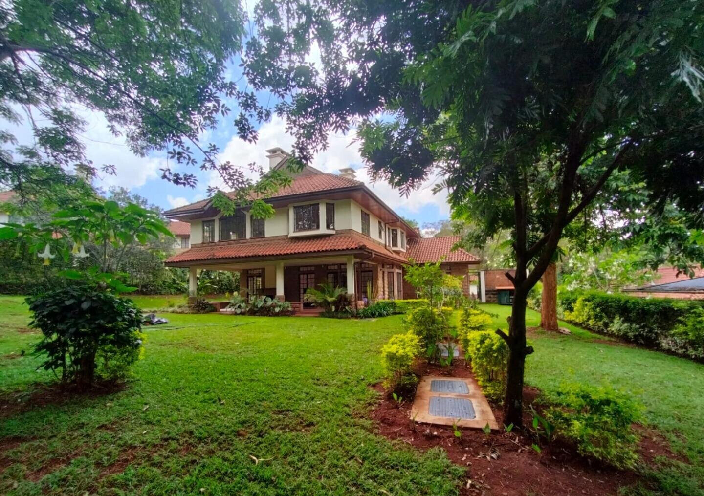 5BR All-Ensuite Townhouse with Gazebo & Lush Garden – Rosslyn