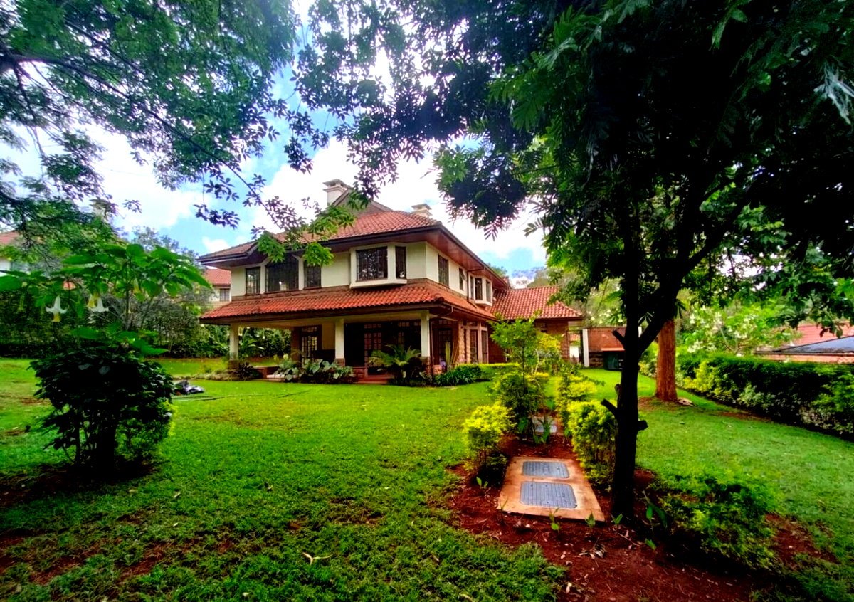 5BR All-Ensuite Townhouse with Gazebo & Lush Garden – Rosslyn