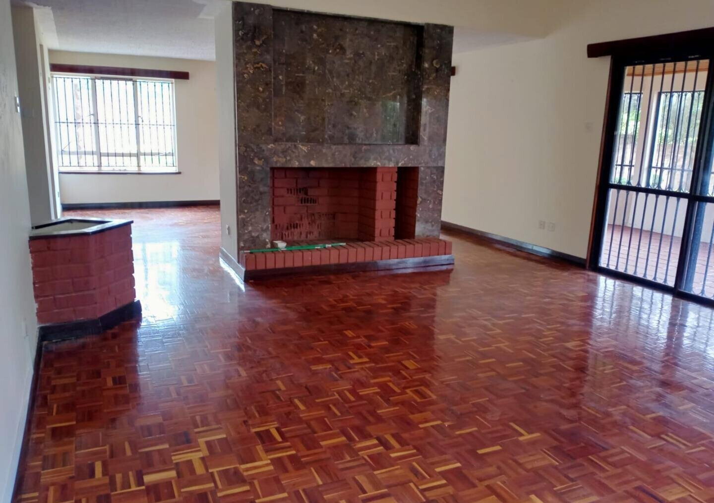 5BR All-Ensuite Townhouse with Gazebo & Lush Garden – Rosslyn