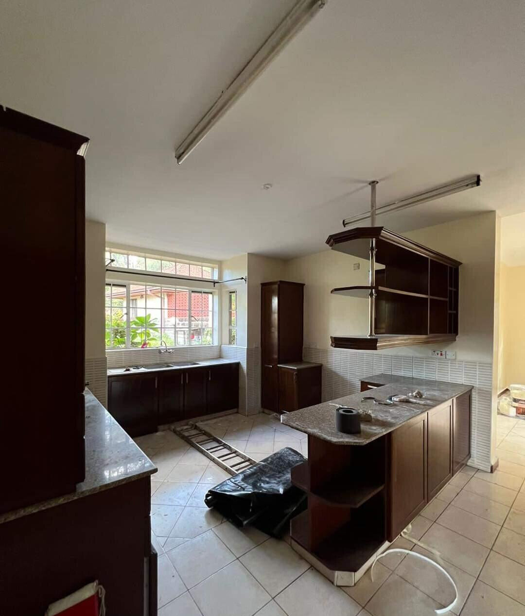 5BR All-Ensuite Townhouse with Gazebo & Lush Garden – Rosslyn