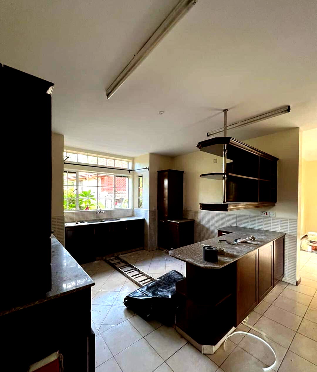 5BR All-Ensuite Townhouse with Gazebo & Lush Garden – Rosslyn