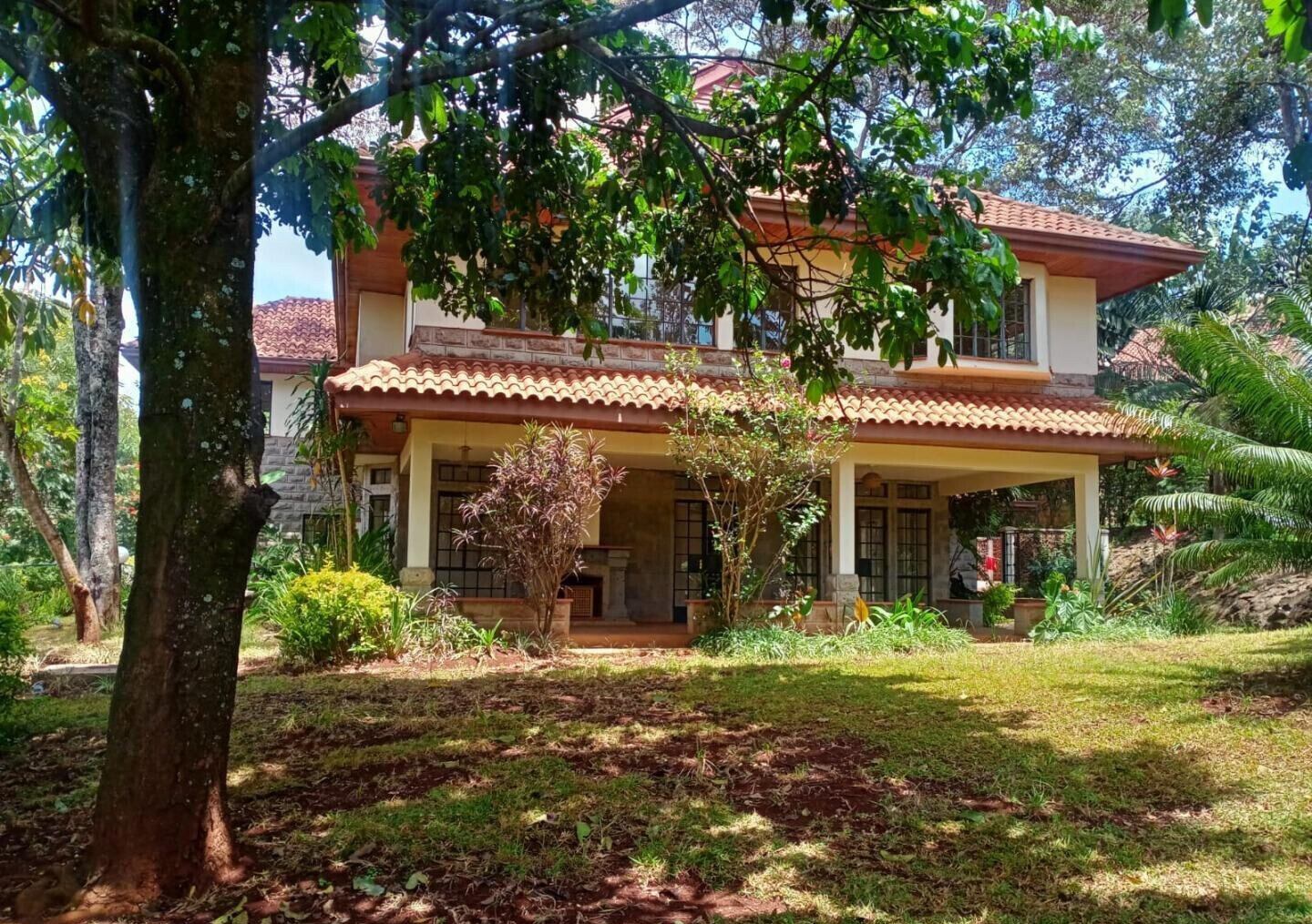 5BR All-Ensuite Townhouse with Gazebo & Lush Garden – Rosslyn