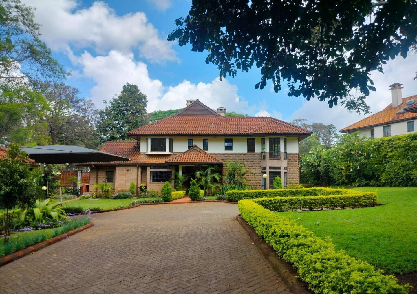 5BR All-Ensuite Townhouse with Gazebo & Lush Garden – Rosslyn