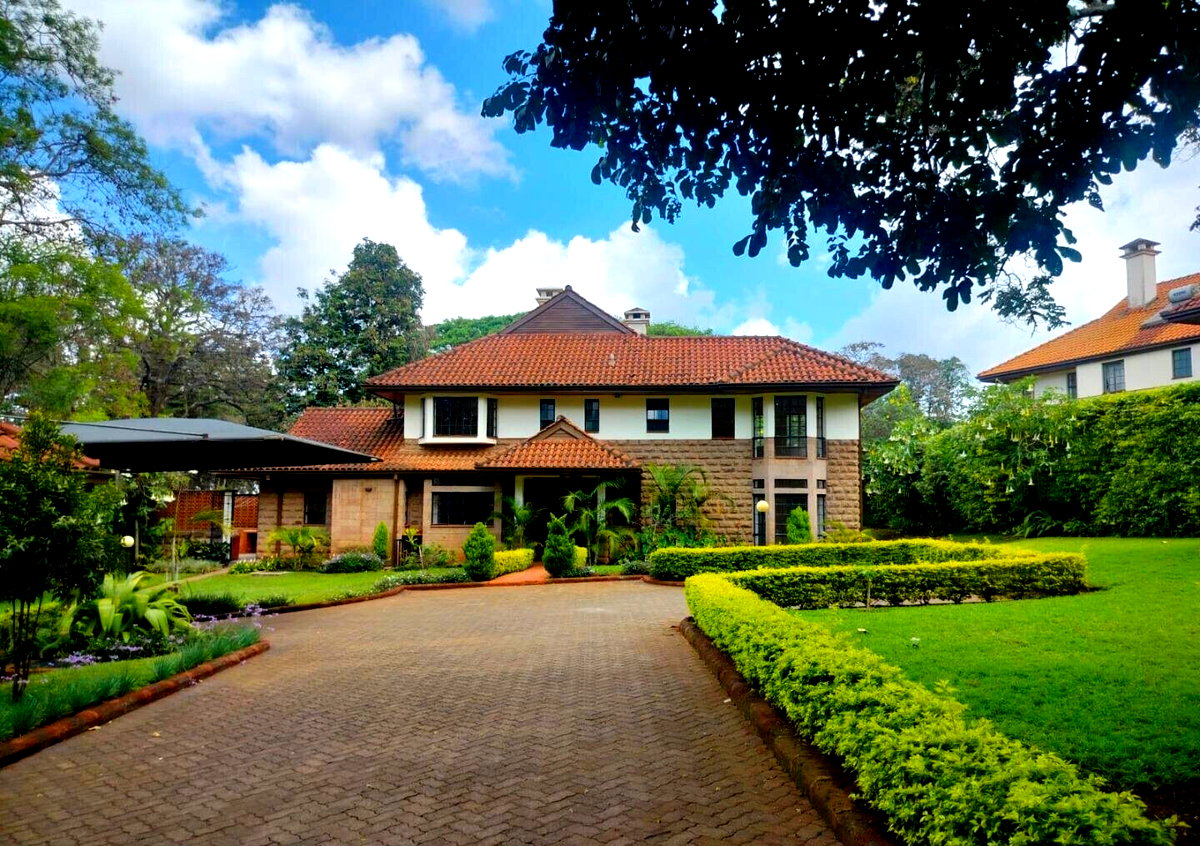 5BR All-Ensuite Townhouse with Gazebo & Lush Garden – Rosslyn