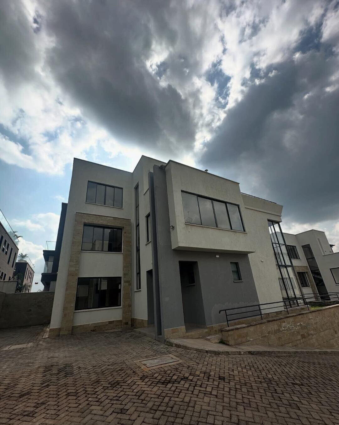 Ultra-Modern 5-Bed Townhouse with 2 DSQs & Private Garden - Lavington