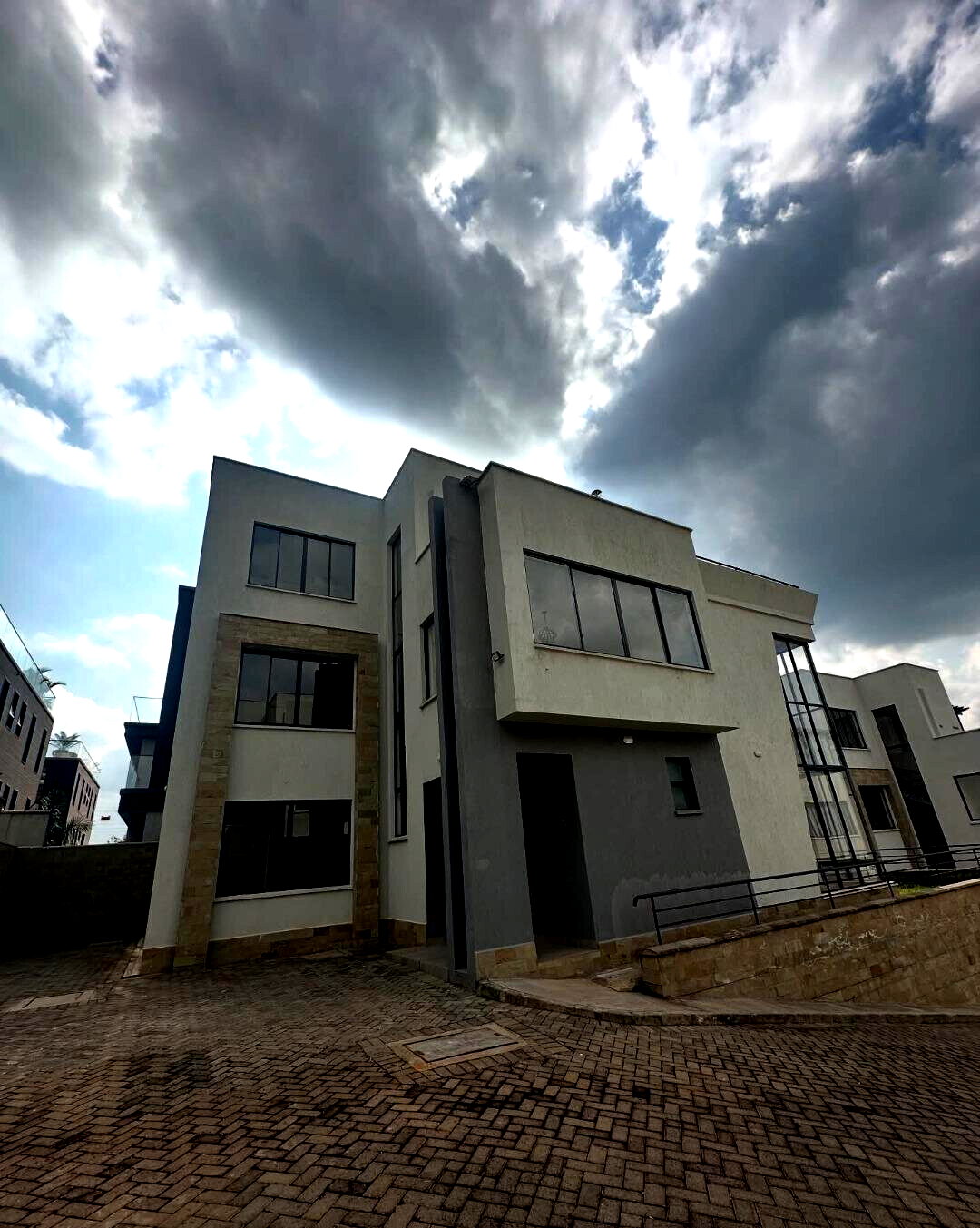Ultra-Modern 5-Bed Townhouse with 2 DSQs & Private Garden - Lavington