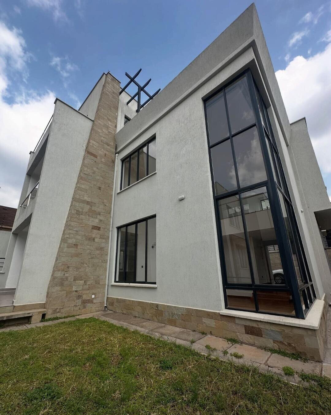 Ultra-Modern 5-Bed Townhouse with 2 DSQs & Private Garden - Lavington