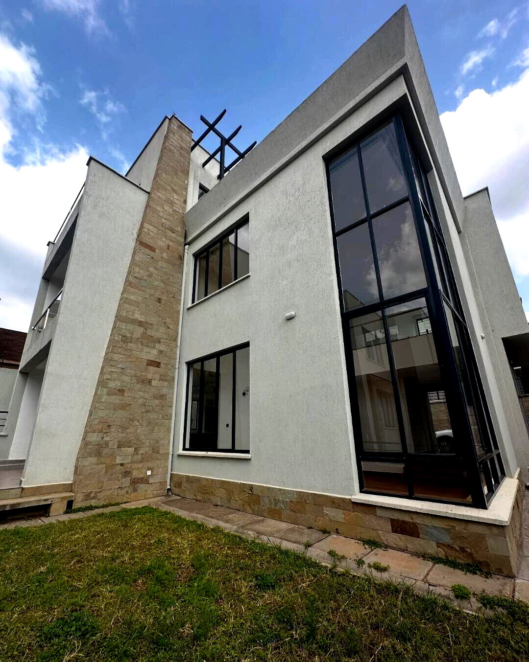 Ultra-Modern 5-Bed Townhouse with 2 DSQs & Private Garden - Lavington