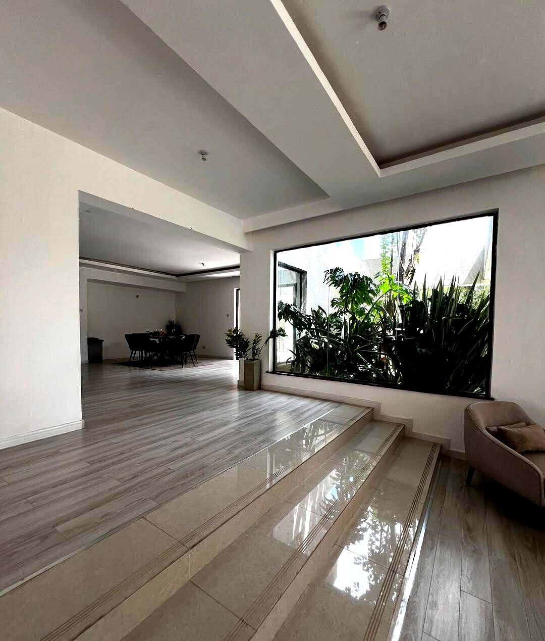 5-Ensuite Townhouse with Fireplace & Ololua Forest Views – Karen