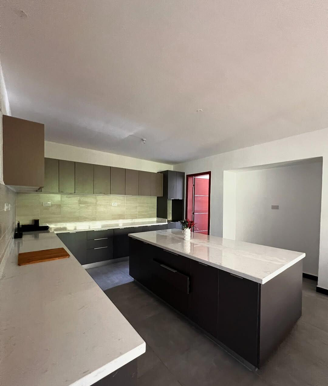 5-Ensuite Townhouse with Fireplace & Ololua Forest Views – Karen