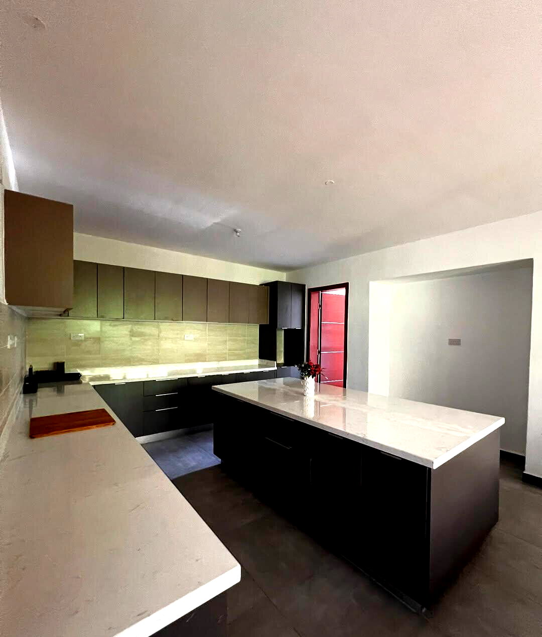 5-Ensuite Townhouse with Fireplace & Ololua Forest Views – Karen
