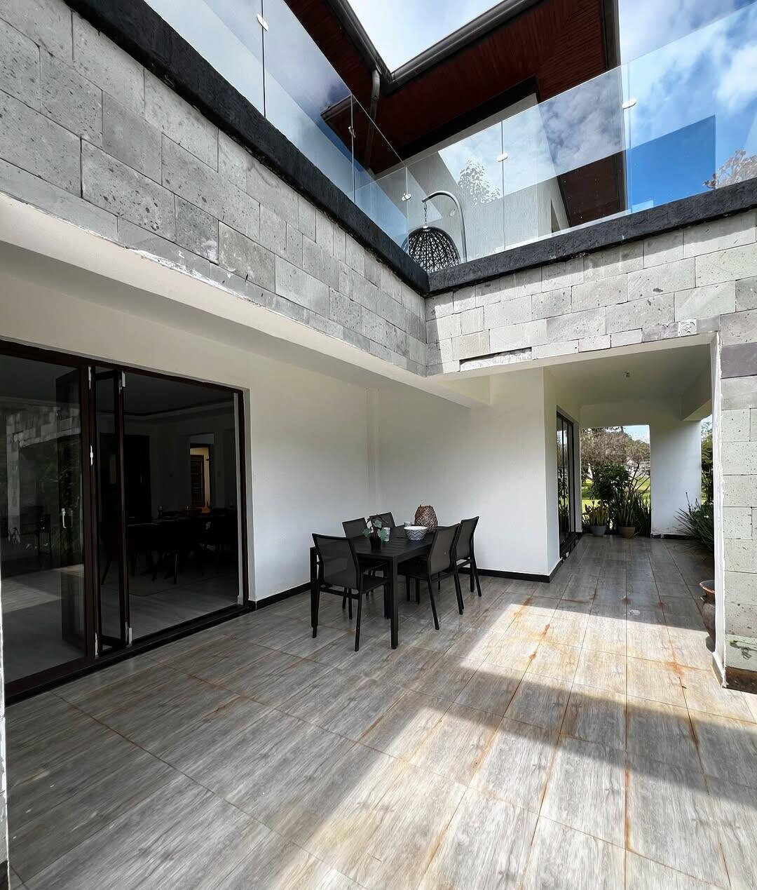 5-Ensuite Townhouse with Fireplace & Ololua Forest Views – Karen