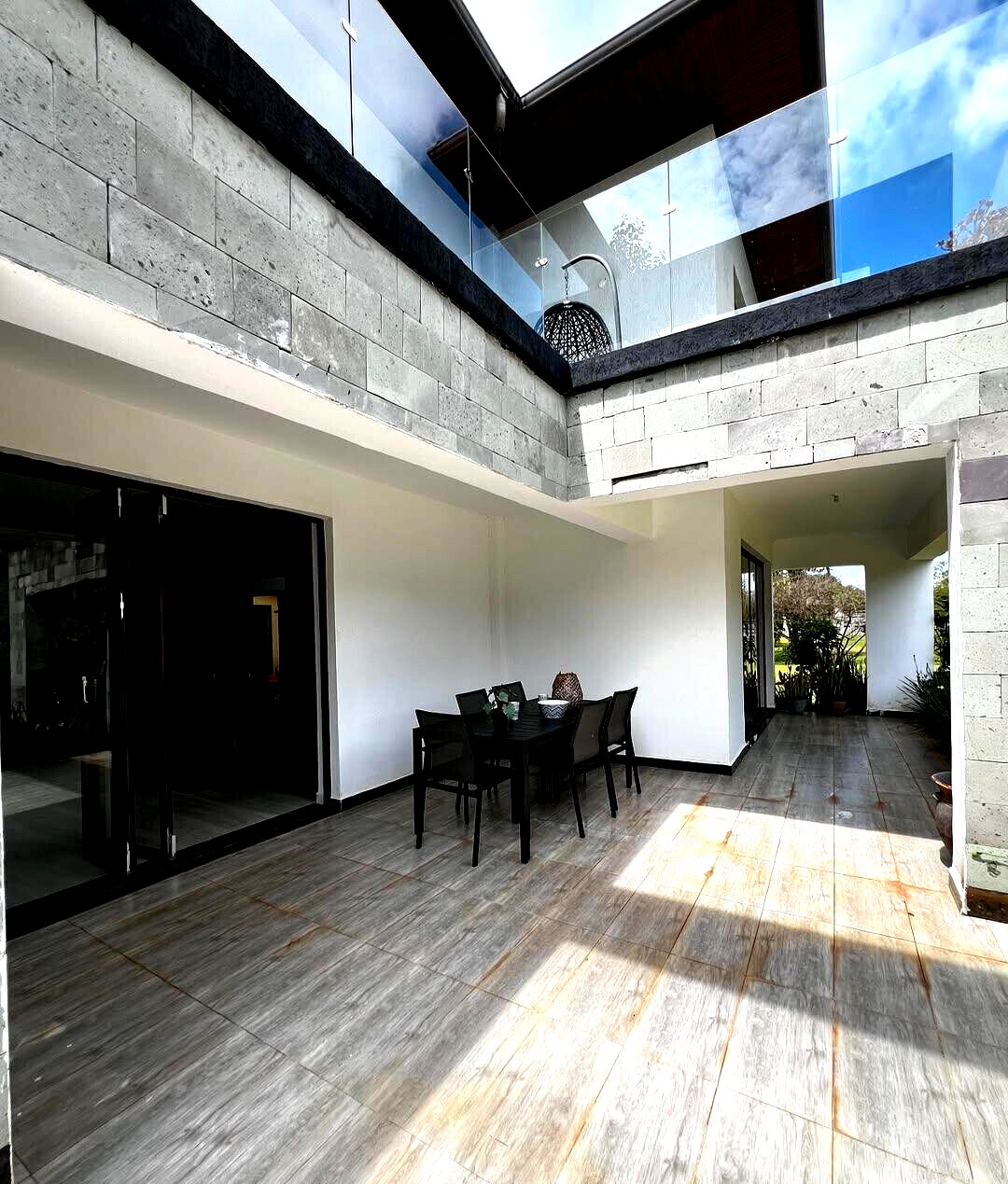 5-Ensuite Townhouse with Fireplace & Ololua Forest Views – Karen