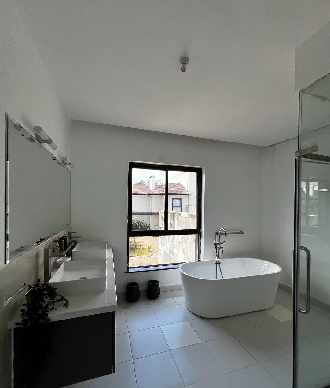 5-Ensuite Townhouse with Fireplace & Ololua Forest Views – Karen
