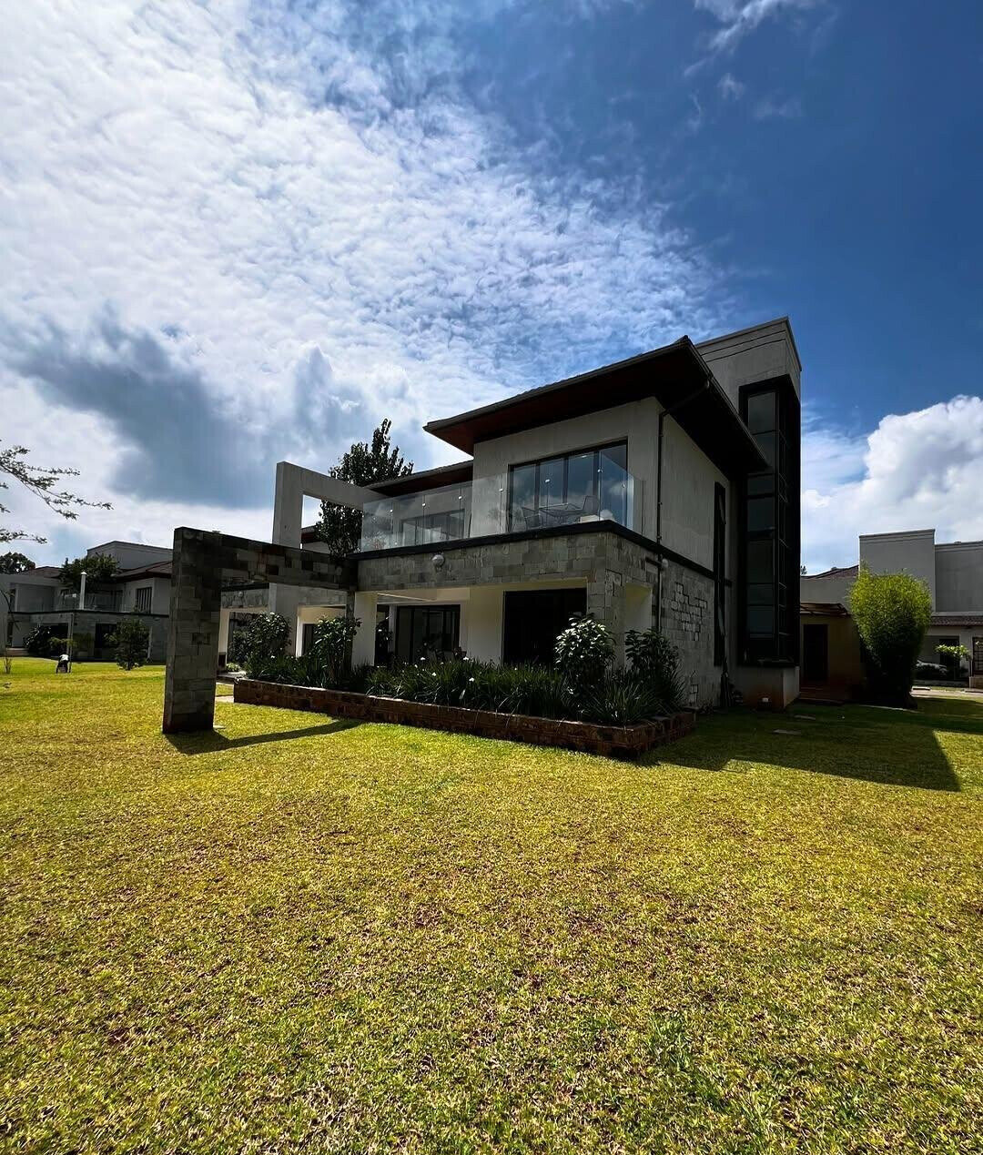 5-Ensuite Townhouse with Fireplace & Ololua Forest Views – Karen
