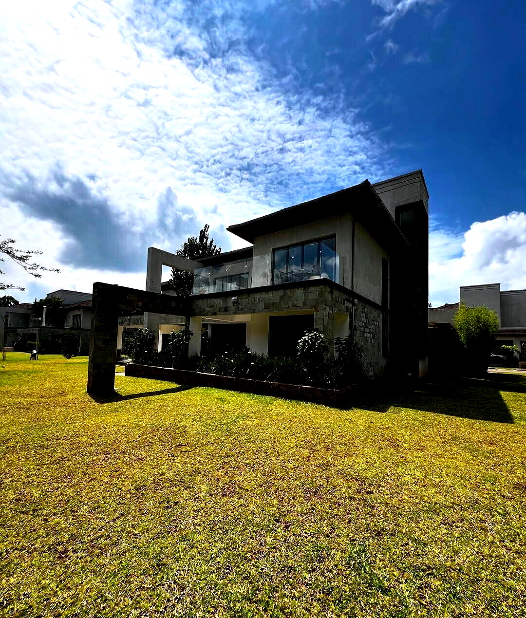 5-Ensuite Townhouse with Fireplace & Ololua Forest Views – Karen