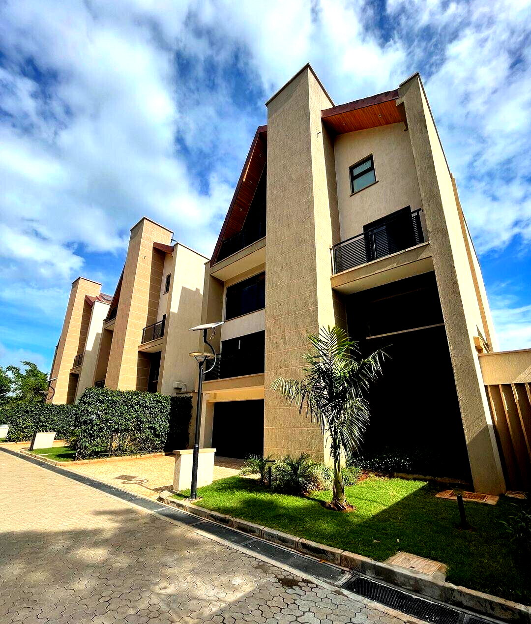 Newly Built 5-Ensuite Townhouse with Gym & Pool - Lavington