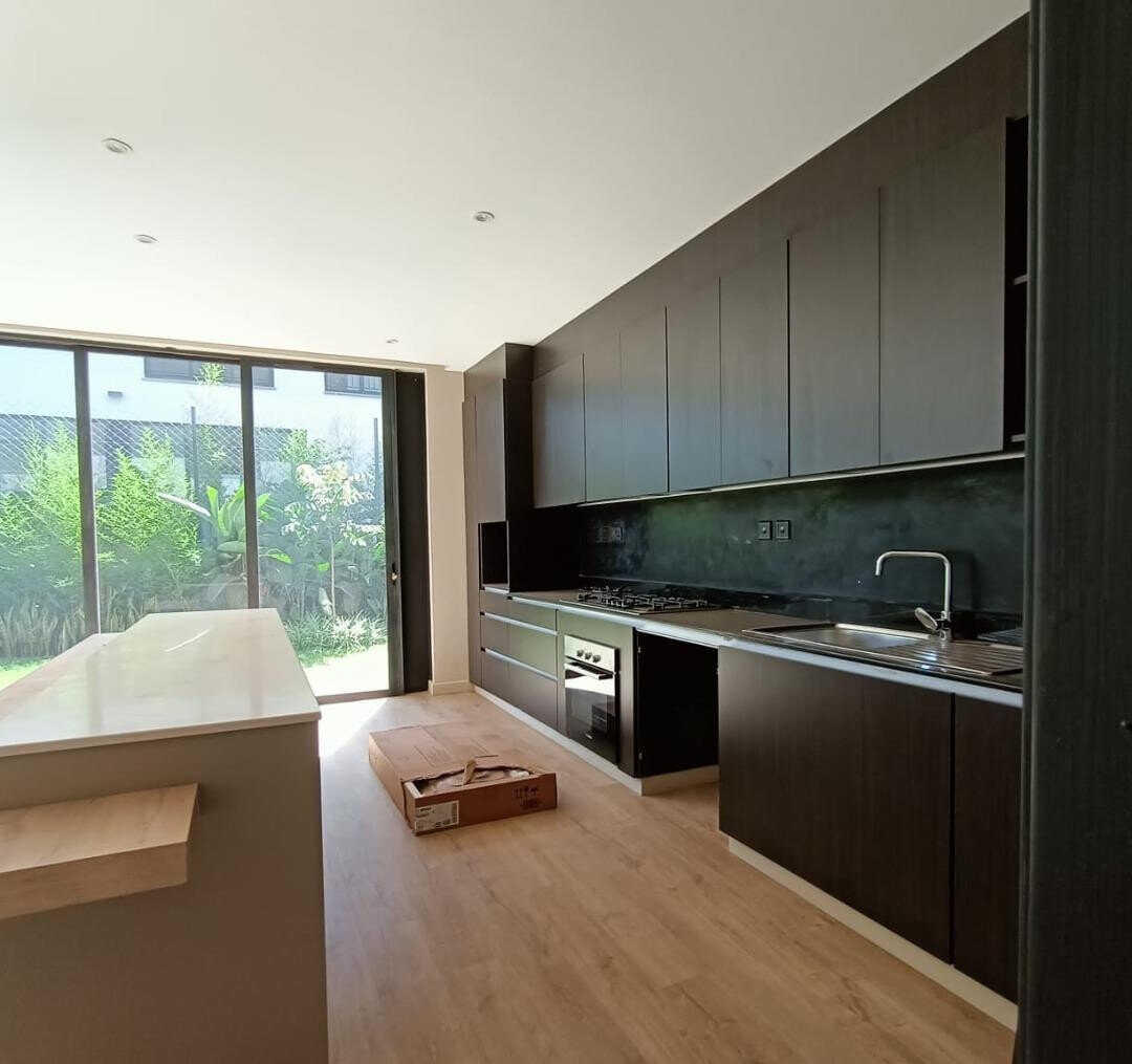 4BR Townhouse with Private Garden & DSQ - Runda