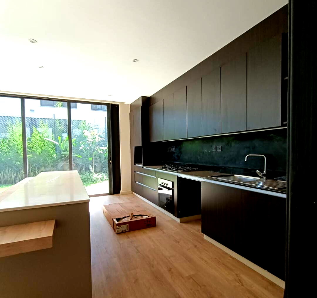 4BR Townhouse with Private Garden & DSQ - Runda