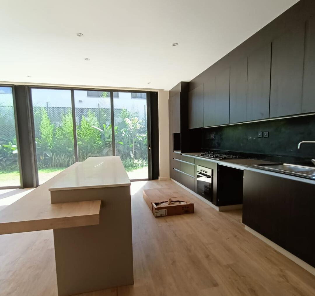 4BR Townhouse with Private Garden & DSQ - Runda
