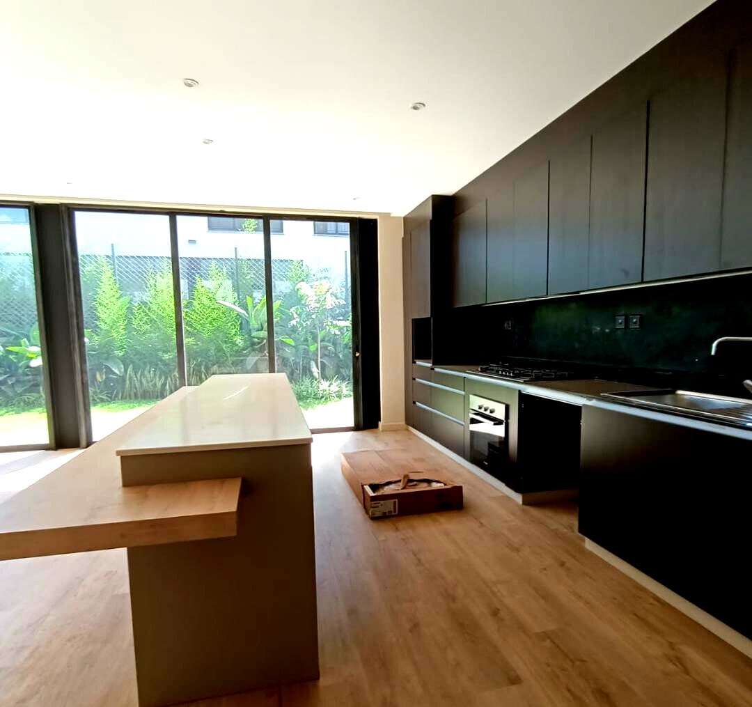 4BR Townhouse with Private Garden & DSQ - Runda