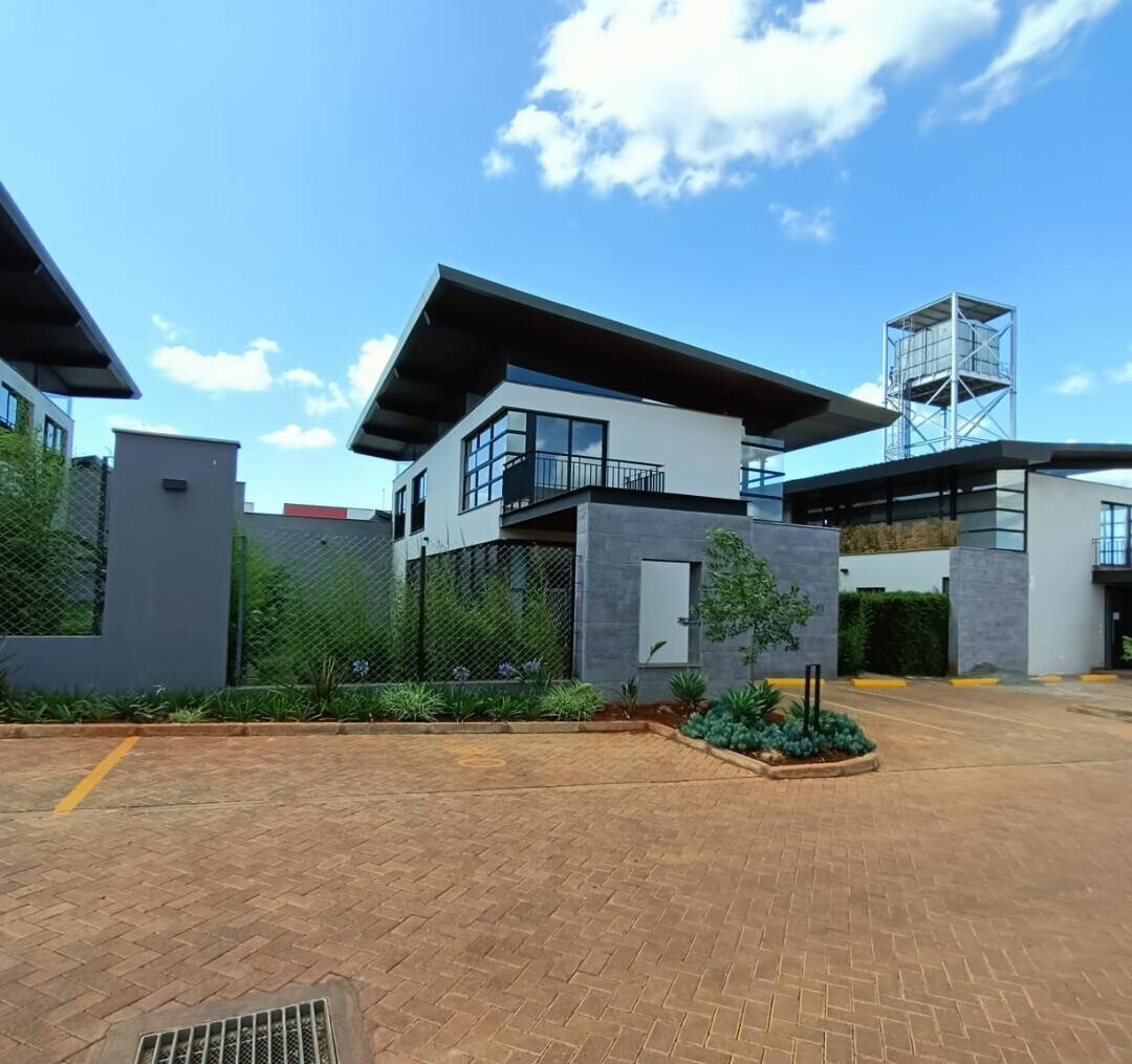 4BR Townhouse with Private Garden & DSQ - Runda