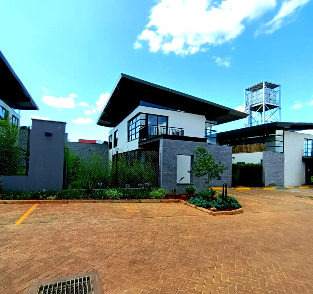 4BR Townhouse with Private Garden & DSQ - Runda