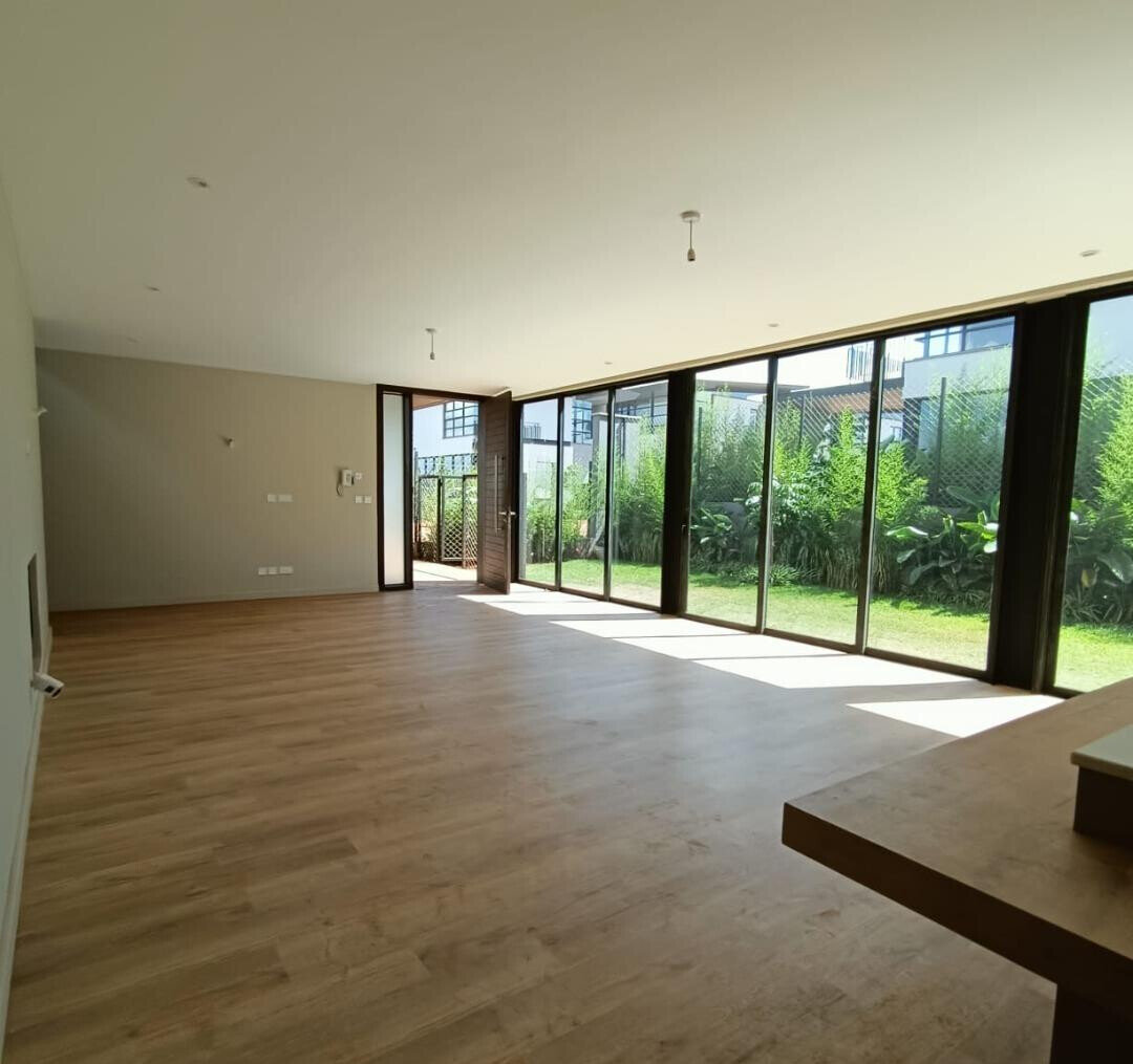 4BR Townhouse with Private Garden & DSQ - Runda