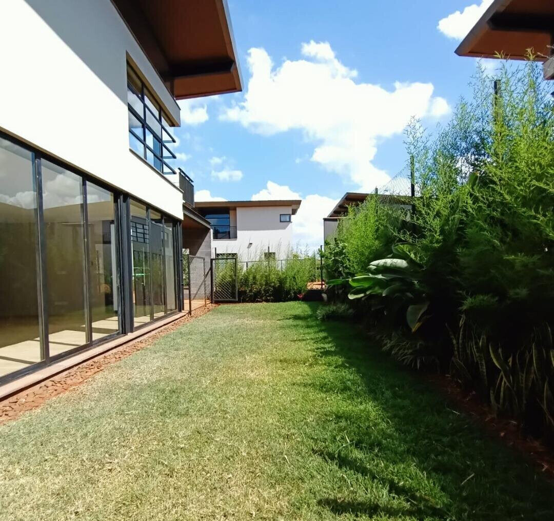 4BR Townhouse with Private Garden & DSQ - Runda
