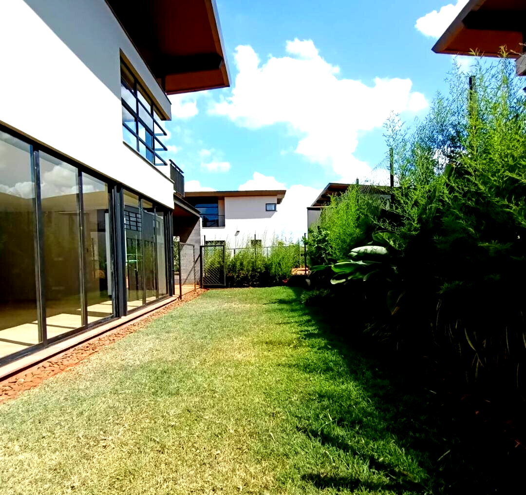 4BR Townhouse with Private Garden & DSQ - Runda