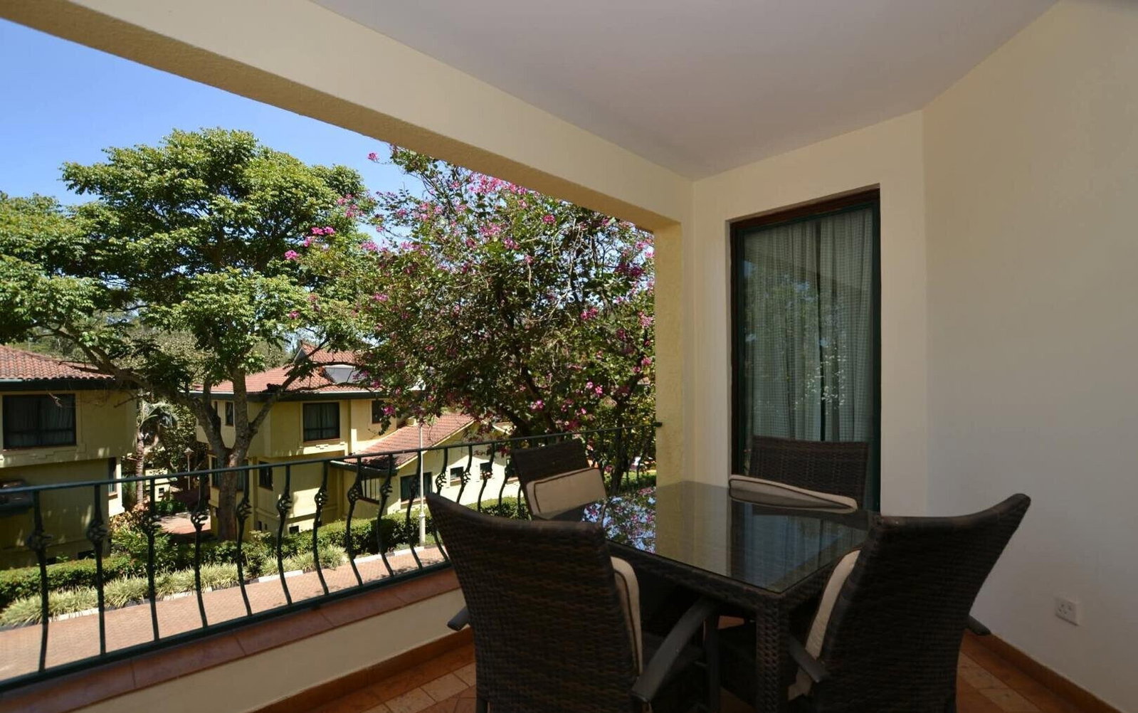 3BR Townhouse in 5-Acre Gated Estate with Heated Pool – Kyuna