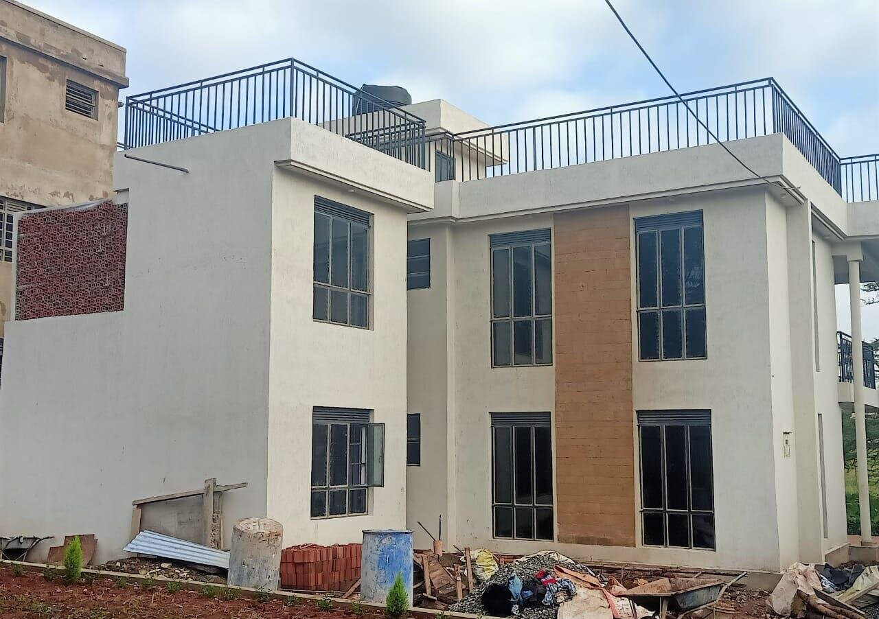 4BR Townhouse with Rooftop Party Area & Guest Room - Rongai