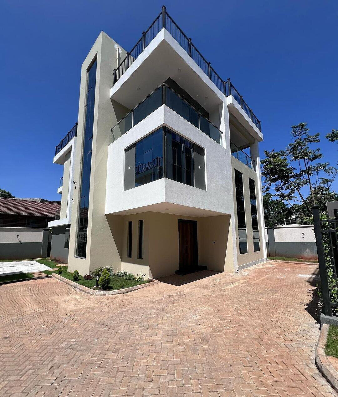 Newly Built 4-Bed Townhouse with Big Private Garden - Lavington